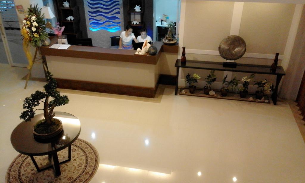 The Reef Hotel And Residences Olongapo Exterior foto