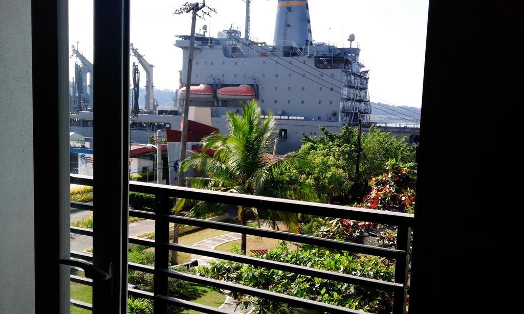 The Reef Hotel And Residences Olongapo Exterior foto