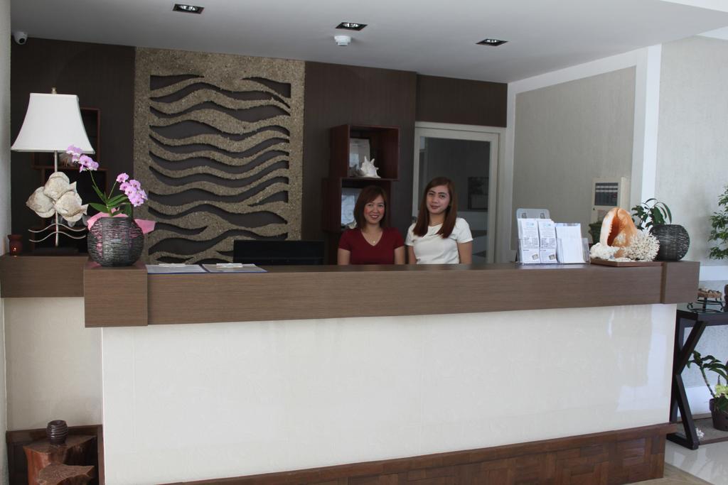 The Reef Hotel And Residences Olongapo Exterior foto
